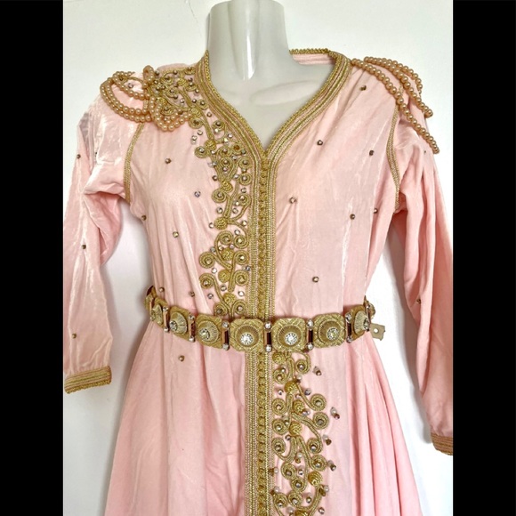 Light pink velvet kaftan with gold embroidery - Picture 3 of 8
